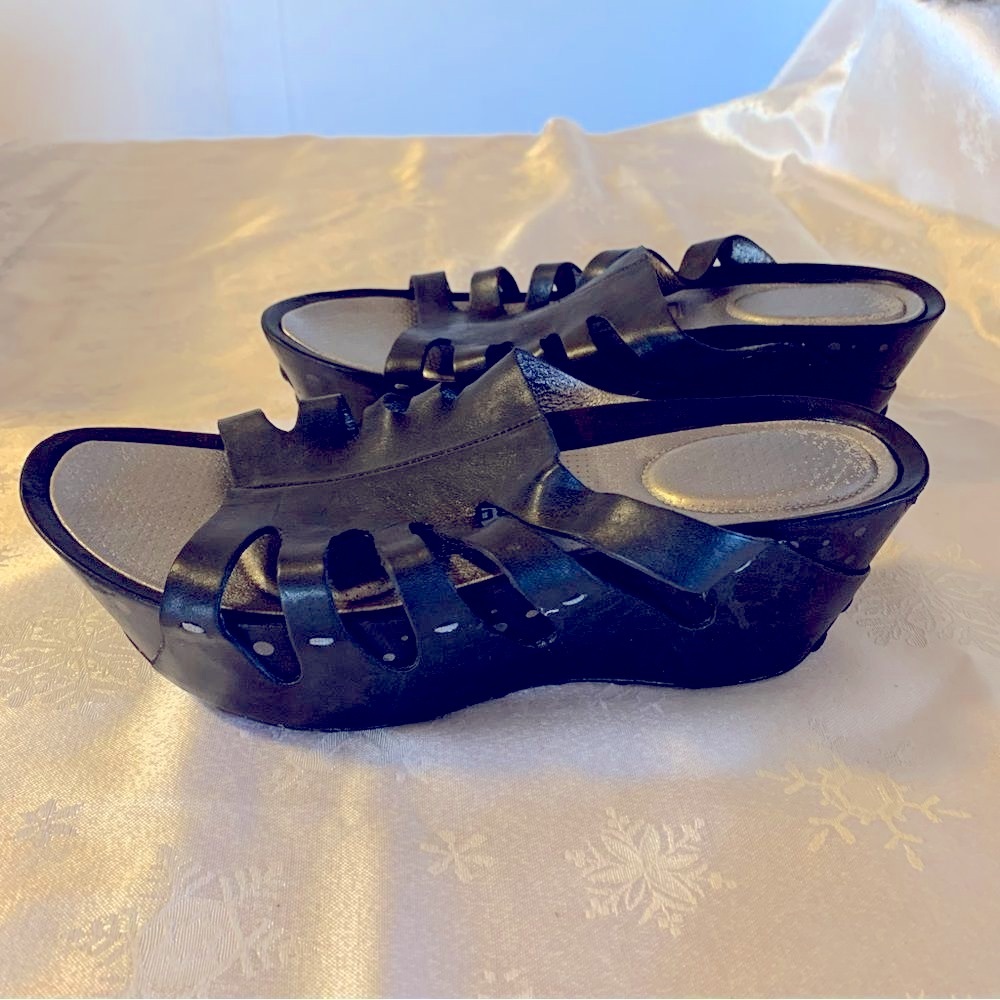 TSUBO Platform Sandals Black Leather Great Soles Sz 8.5 Gorgeous